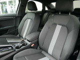 (運転席/助手席)長時間のドライブでも疲れにくい少し固めのシートです。全車標準でサイドエアバッグを標準装備しております。