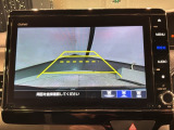 リバースギアに入れるだけで後方の表示へ切り替わります。夜間や雨の日の駐車も楽になりますよ。