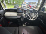 インパネ廻りと運転席です!シンプルにスッキリとまとまっています。運転操作に迷いにくくなっており、とても運転しやすいです。