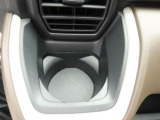 カップホルダーは運転席や助手席からちょうど手の届く位置です!!