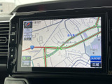 目的地までスムーズに案内。高精細な地図表示で、運転中の情報収集をサポートします。細部まで鮮明に確認でき、安心のドライブを。