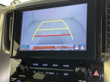 バックモニター付なので後退時に後方が見えるので安心。 車は構造上、死角がたくさんなので万が一を考えると必須ですね。 あくまで補助の為の装備、バックは目視で確認する事が重要ですよ。