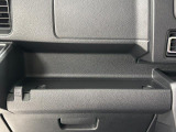 助手席側のインパネは多機能!間口の広くて使いやすいトレイや何かと工具や買い物袋を掛けれる便利なフック付き!