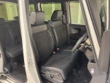 乗降がしやすい運転席。高さが調節できて小柄な方でも運転しやすいポジションをとることができます。