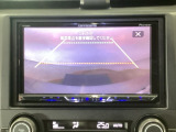 【バックカメラ】運転が苦手な方も車庫入れラクラクです!ギアをリバースに入れれば自動的に切り換わりますので、面倒な操作は不要です♪狭い駐車場もお車を傷つけず安心ですね!