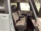 【ベンチシート】運転席と助手席の移動もスムーズ!狭い駐車場での乗り降りや、お子様の乗り降りにも便利です。座席の間にコンソールボックスやドリンクホルダーがないため、車内空間が広く感じます。