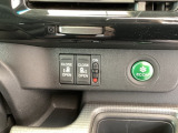 パワースライドドアの開閉はスマートキーのリモコンやドアノブは勿論、運転席側のスイッチ操作でも開閉ができ、安全・簡単です。
