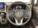 ハンドルにHondaセンシング系のクルーズコントロールやレーンキープアシストなどのスイッチと、オーディオの操作スイッチが装備されています。ハンドルから手を離さず安全に操作できます。