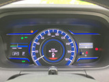 洗練されたデザインで運転席をスタイリッシュに演出します。視認性の高いメーター類により、運転に必要な情報をスムーズに把握できます。