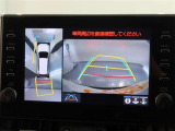 パノラミックビューモニター付きです。車両を上から見たような映像をモニター画面に表示。運転席からの目視では見にくい、車両周辺の状況をリアルタイムでしっかり確認できます。