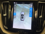 【360&deg;ビューカメラ】4台の高解像度カメラで360度の鳥瞰図を表示。隣の車や壁、死角にある障害物などを画面で確認できるため、狭いスペースでの駐車・出入りも安心です。