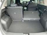 リアシートは左右で分割可倒式を採用しています。乗る人数や荷物に応じてシートを自由にアレンジできます♪
