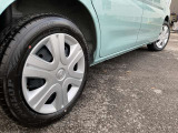 車のデザインにマッチした、純正スチールホイール!