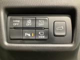 運転席脇のクラスタースイッチ部分にはカメラ切り替えスイッチ、パーキングセンサー、その他走行系スイッチを集中配置しております。