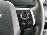 ステアリングスイッチ付き。前方から目を離すことなく操作することが可能です。