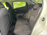 運転席はシンプルで使いやすく、操作性に優れています。長時間の運転でも疲れにくい設計で、快適なドライブをサポートします。