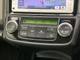 【オートエアコン】一度お好みの温度に設定すれば、車内の温度を検知し風量や温度を自動で調整。暑い&hellip;寒い&hellip;と何度もスイッチ操作をする必要はありません。快適な車内空間には必須の機能ですね♪