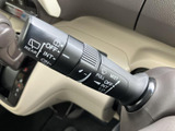 雨天時でもクリアな視界を確保できるワイパーレバー。運転の安全性を高めます。
