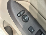 狭い駐車場で便利な電動格納ドアミラーが付いています。