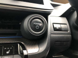 エンジンスタートボタンです。キーが車内にあれば、エンジンの始動・停止はブレーキを踏んでスイッチを押すだけ!キーを取り出す手間を省き、ワンプッシュでエンジンを操作するので簡単でスムーズです。