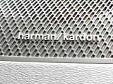 【harman kardon】ハーマンカードンのHi-Fiスペシャリストと共に、モデル別に開発・設計された専用チューニングが臨場感溢れる音響空間を実現しています。