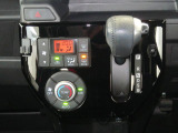 オートエアコンで暑い夏も寒い冬も快適な車内で運転出来ます。
