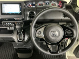 【ハンドル】運転にかかわる様々な操作を安全に行えるように視点移動が少なく操作性に配慮されたスイッチ類が凝縮されたコックピットです。