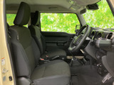 運転席からの視界は広く、運転操作もスムーズに行えます。シートの形状も工夫されており、長時間のドライブでも疲れにくい設計です。