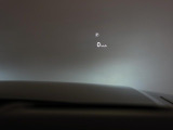 ヘッドアップディスプレイは運転中に役立つ情報をフロントガラスに映し出す機能です。目線を落とさずに速度や、ナビゲーション情報を見ることができます。日差しが強くても視認可能です。