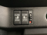 リアドアは乗り降りに便利な両側電動スライドドアです。また運転席に座っていながらスイッチ操作で自在にスライドドアを開け閉めできます。