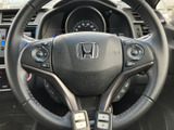握りやすいステアリング形状で、運転操作をスムーズに。オーディオやハンズフリー通話のスイッチも配置され、快適な運転をサポートします。