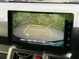 後方確認がスムーズに行えるように、カメラの映像を大きく表示。運転に不安を感じやすい方にもおすすめです。
