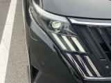 配光特性に優れ路肩まで明るく照らすLEDライトを採用、対向車への眩惑を防ぐマニュアルレベライザーも完備!