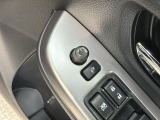 狭い駐車場で便利な電動格納ドアミラーが付いています。