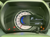 視認性の高いメーター類は、運転に必要な情報を的確にドライバーへ伝えます。落ち着いた色合いで、運転に集中できる空間を演出します。