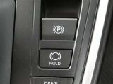 停車時にブレーキペダルから足を離しても車を停止状態に保つ機能で、信号待ちや渋滞での負担軽減に役立ちます。