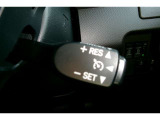 アクセル操作なしでも車が自動で設定したスピードを保ってくれる機能です。長距離の運転、特に高速道路では運転が楽になります。
