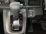 CVT車のセレクトレバーです。低速から高速まで、変速ショックのないスムーズな走りと、エンジン効率のよい領域を維持して燃費にも貢献します。サイドブレーキはスイッチ操作の電子制御パーキングブレーキです。