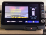バックギアに入れますとご覧のような画像に自動的に切り替わります。車庫入れ時に役立ちます。