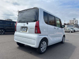 スタイルの良さが伝わる右後方アングル。リアの迫力と側面ライン、角の状態までまとめて確認。