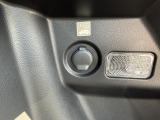 荷室にも便利なアクセサリーソケットがあります。