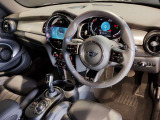 MINIの内装はとにかく『円』に拘ったデザインコンセプトが一目で伝わってきます。これほど円形に拘った車は他に御座いません。伝統のデザイン、トグルスイッチなど遊び心のある内装です。