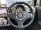 握りやすい形状で、運転操作をスムーズに行えます。運転姿勢に合わせて調整でき、快適なドライビングをサポートします。