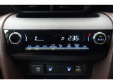 ★エアコンはオートタイプが装着済みです!オートモードにしておけば、車内温度を設定するだけで風の料や吹き出し口の切り替えを機械が行ってくれます!一年中快適な環境を作れますよ♪