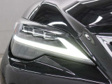LEDヘッドランプにはアダプティブハイビームシステム「AHS」を採用。光検出カメラで車両検出をし、先行車や対向車に直接ハイビームを当てないように部分遮光します。