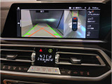 【フロントカメラ】フロントの広角カメラにより、運転席からは見えない道路状況を確認可能です。車通りや、人通りの多い路地などでも障害物の接近をカメラにて確認できます。