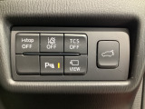 運転席脇のクラスタースイッチ部分にはカメラ切り替えスイッチ、パーキングセンサー、その他走行系スイッチを集中配置しております。