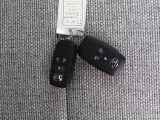 電子キーをポケットやカバンに入れているだけで、ドアの開錠・施錠が行えます。荷物を抱えていてもラクラク開閉です。エンジン始動も行えます。