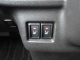 シートヒーターは、シートに内蔵された電熱線で座面を温める装備です。エアコンと違って、すぐに温まり、乾燥しにくいのが特徴です。個別にON/OFFできるので、搭乗者の好みに合わせられます。