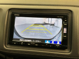 リバースギアに入れるだけで後方の表示へ切り替わります。夜間や雨の日の駐車も楽になりますよ。